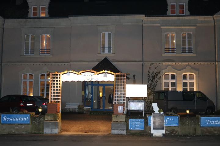 Hotel Logis Le Port Saint Aubin Morannes sur Sarthe-Daumeray Esterno foto